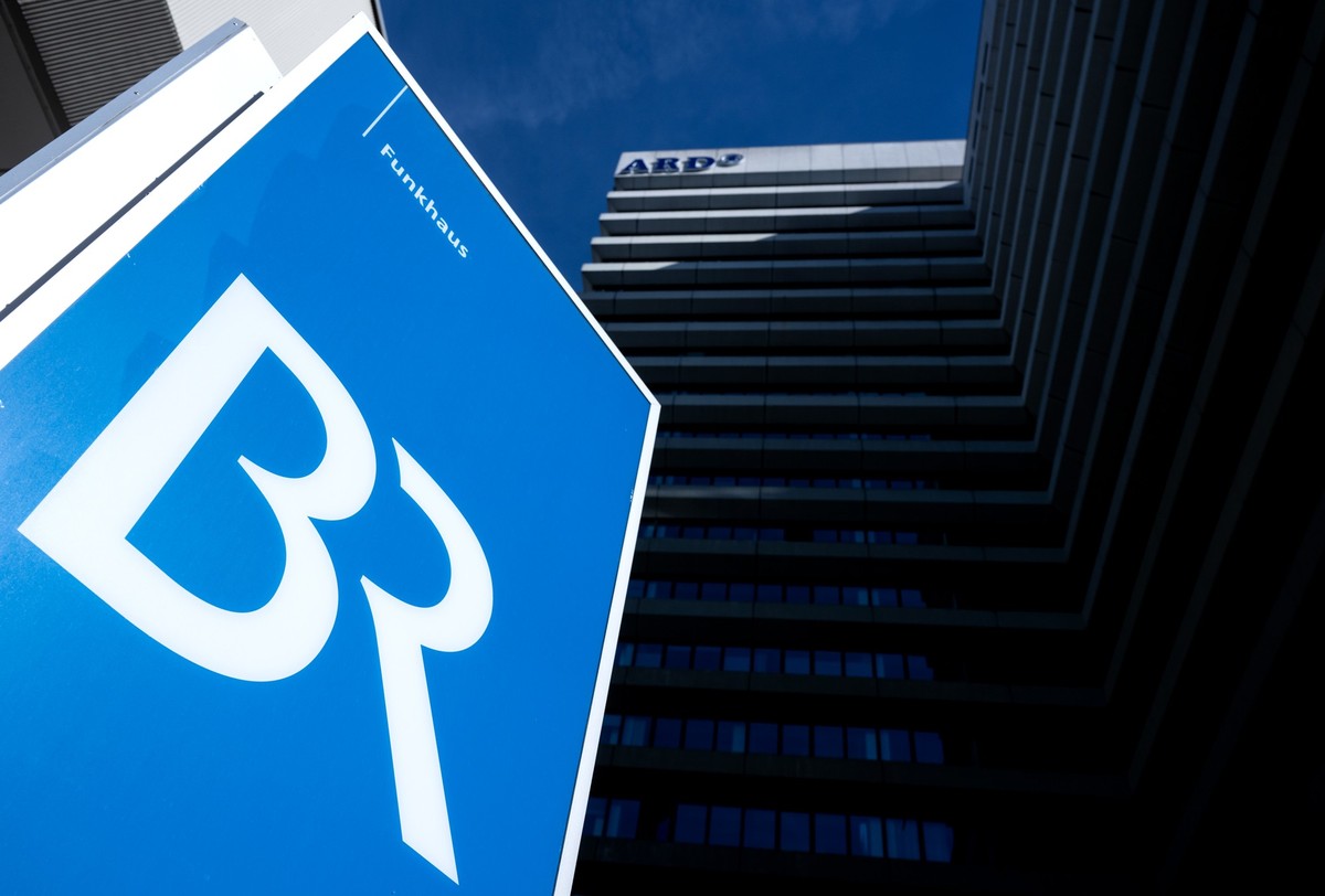 ARCHIV - 05.10.2022, Bayern, München: Das Logo vom Bayerischen Rundfunk (BR) ist am Funkhaus zu sehen. (zu dpa: «BR streicht wegen Finanzloch TV-Produktionen») Foto: Sven Hoppe/dpa +++ dpa-Bildfunk ++ ...