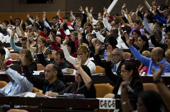 Abgeordnete im kubanischen Parlament stimmen ab.