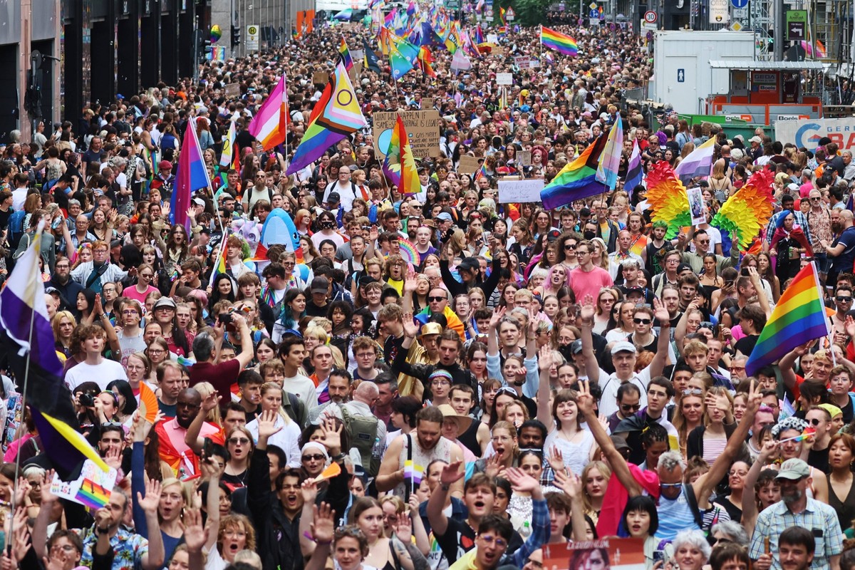 Menschen bei der CSD Demonstration in Berlin am 26. Juli 2025. CSD 2025 in Berlin *** People at the CSD demonstration in Berlin on July 26, 2025 CSD 2025 in Berlin