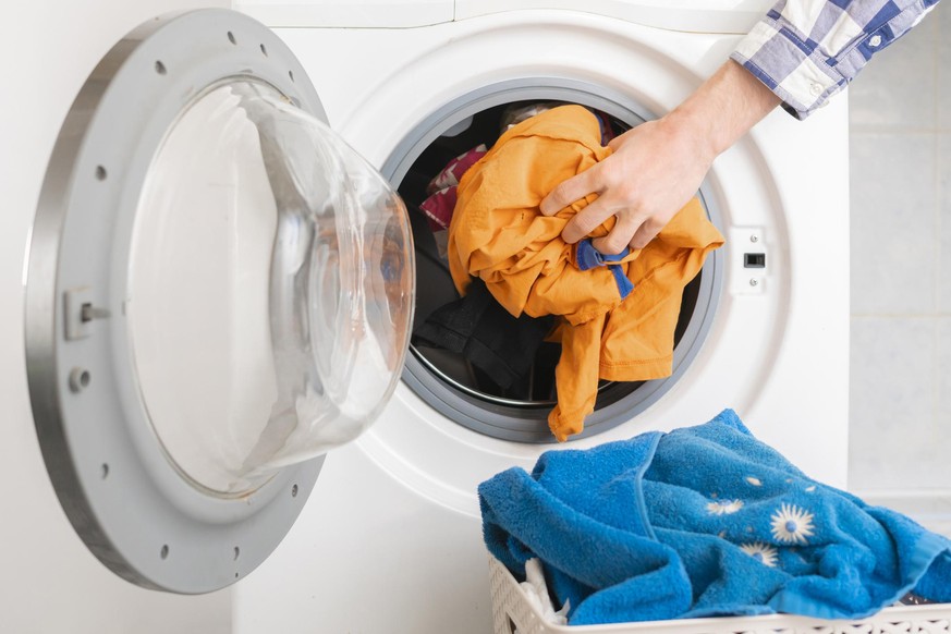 Die Wäsche riecht muffig, wenn man die T-Shirts, Unterwäsche, Nachtwäsche oder Sportklamotten in der Trommel liegen lässt.