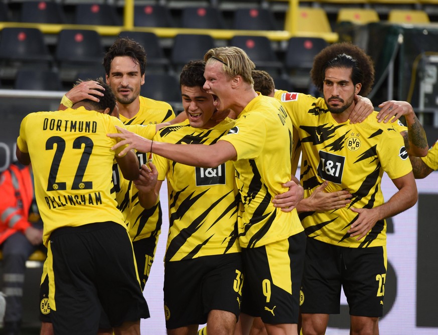 Borussia Dortmund feiert den Sieg über Gladbach am ersten Spieltag der Bundesliga.
