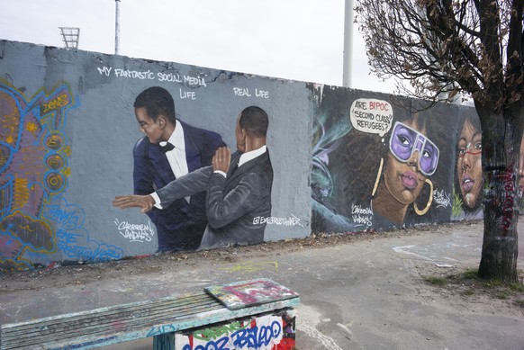 Im Berliner Mauerpark hat ein Graffiti-Künstler die Ohrfeigen-Szene zwischen Smith und Rock dargestellt.
