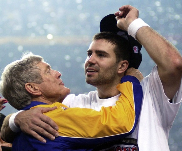 FILE - St. Louis Rams quarterback Kurt Warner, right, gets a hug from coach Dick Vermeil after the Rams defeated the Tennessee Titans 23-16 to win NFL football&#039;s Super Bowl 34 in Atlanta. Vermeil ...