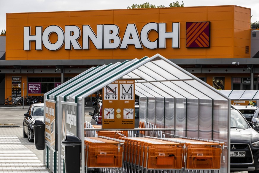 APELDOORN - Exterior of a branch of hardware store chain Hornbach. Hornbach has 161 DIY stores with garden centers in nine European countries. There are fifteen branches of the German chain in the Net ...