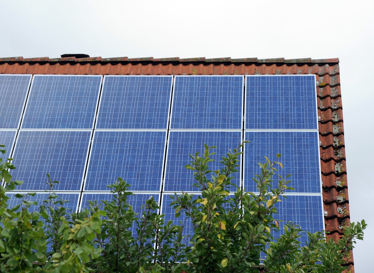 ARCHIV - 19.08.2011, Niedersachsen, Hannover: Ein Dach ist in der Region Hannover mit Photovoltaik-Modulen best�ckt. �Die Nachfrage nach Photovoltaik von Privatpersonen und Gewerbetreibenden ist ungeb ...