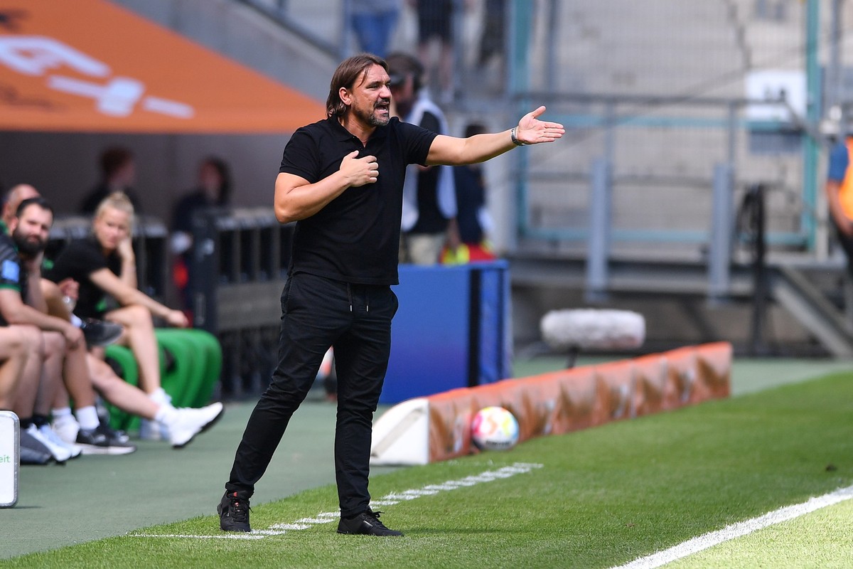 Seit etwa einem Monat stellt der neue Trainer Daniel Farke das Spielsystem bei den Gladbachern um.