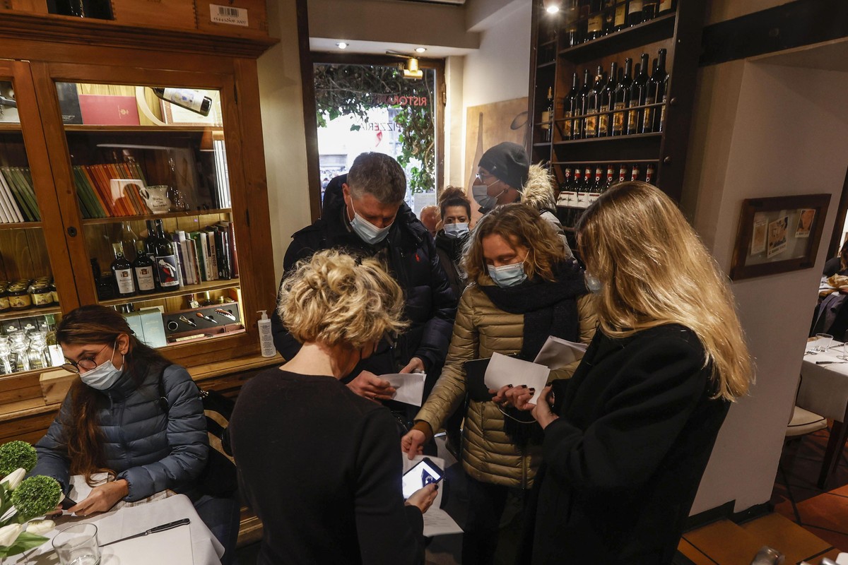 ROME, ITALY, DECEMBER 06: Carabinieri officers check customersÄô Covid-19 super green passes and documents inside a restaurant in Rome, Italy, on December 06, 2021. Starting from December 6 customers ...