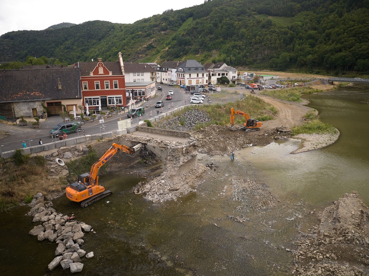 20.07.2023, Rheinland-Pfalz, Rech: Bagger reißen die 300 Jahre alte Nepomukbrücke im Ahrtal ab. Das Wahrzeichen von Rech wurde vor zwei Jahren durch die Flutkatastrophe schwer beschädigt. Foto: Thomas ...