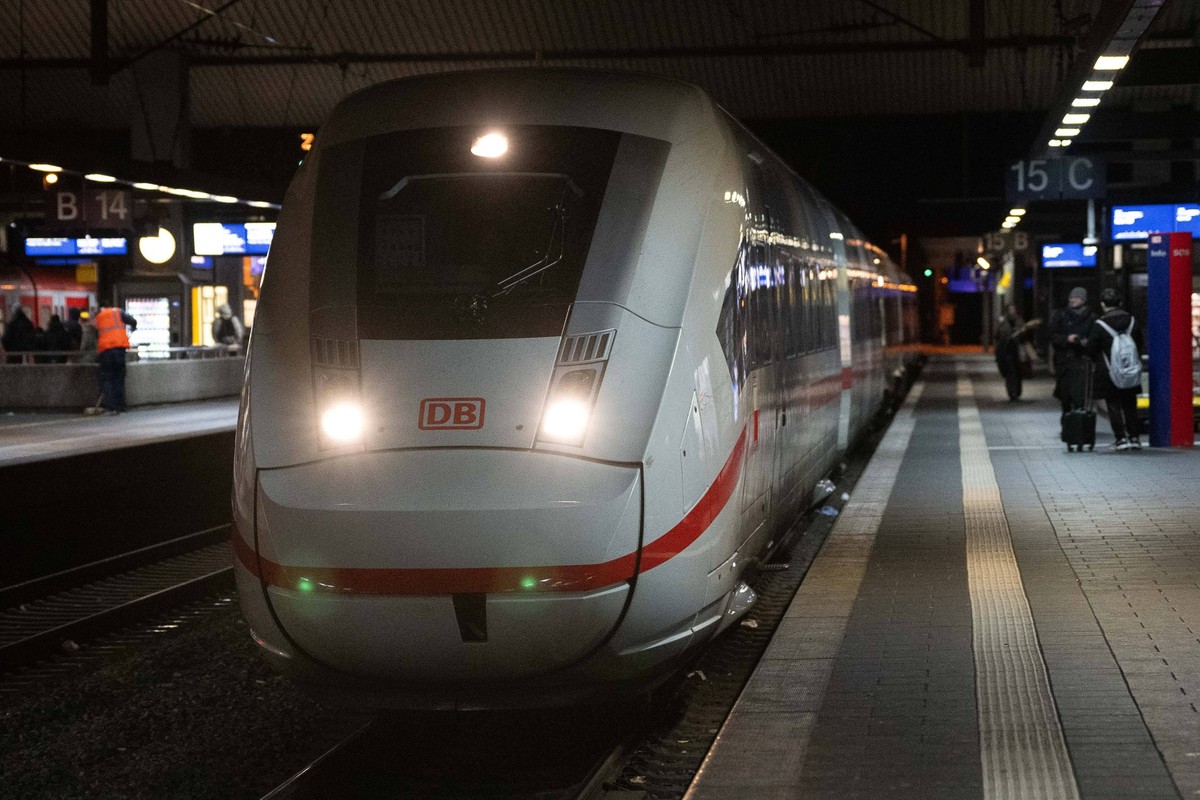 Streik der Lokführergewerkschaft GDL bei der Deutschen Bahn am 23.01.24. Gesellschaft, Wirtschaft, Verkehr, Bahn: Einer der wenigen ICEÂ s faehrt in den Duesseldorfer Hauptbahnhof ein. Die Gewerkschaf ...