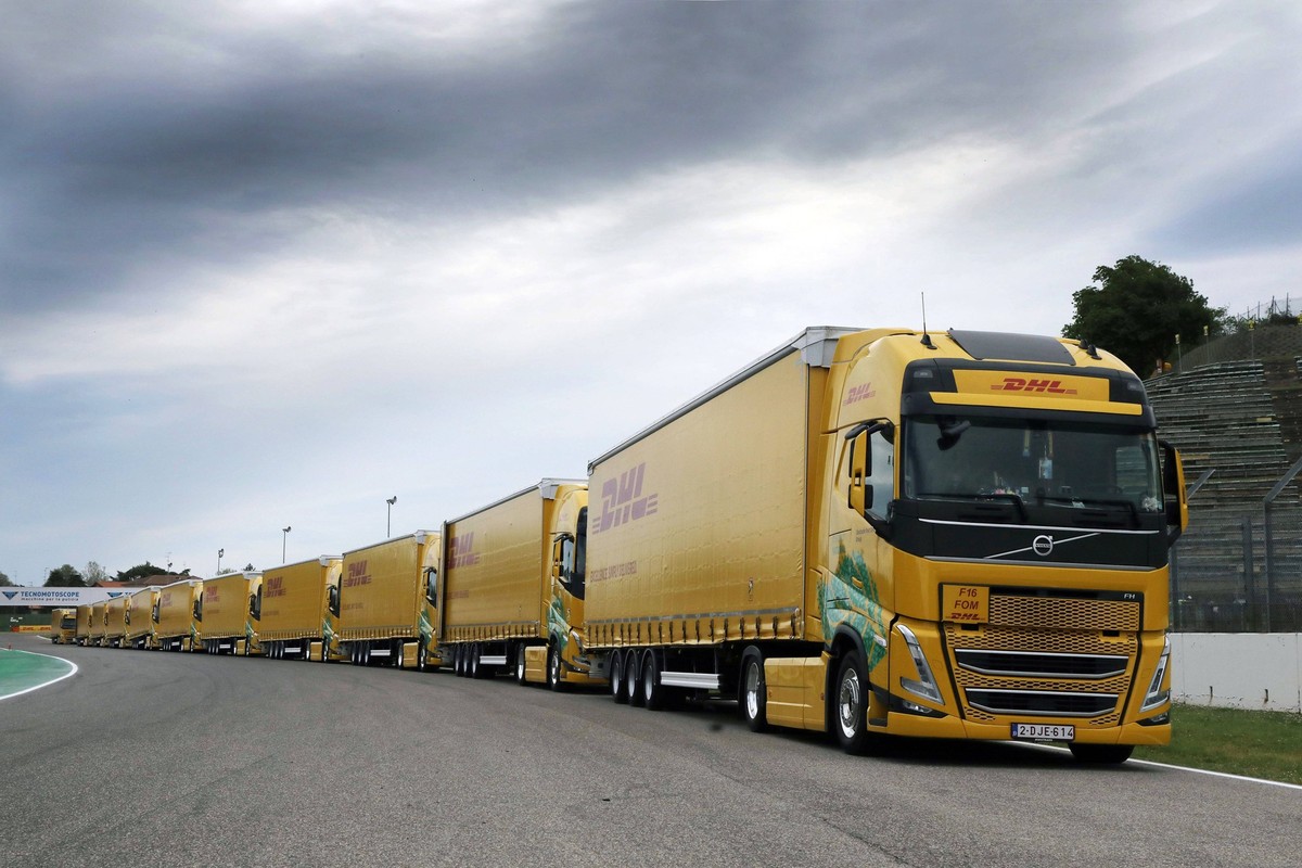 11 Deutsche Post DHL Group Volvo Zugmachinen mit ihren Sattelz�gen stehen hintereinander aufgereiht auf der Rennstrecke, FIA Langestrecken- Weltmeisterschaft WEC, 6 Stunden von Imola, Italien, 16.04.2 ...