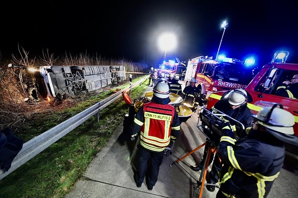 dpatopbilder - 29.03.2024, Nordrhein-Westfalen, Werl: Einsatzkräfte der Feuerwehr arbeiten an einer Unfallstelle auf der Autobahn 44 (A44) an einem verunfallten Bus. Bei einem Busunglück auf der Autob ...