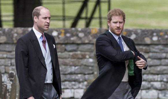 Prinz William (l.) und Prinz Harry auf dem Weg zu Pippa Middletons Hochzeit.