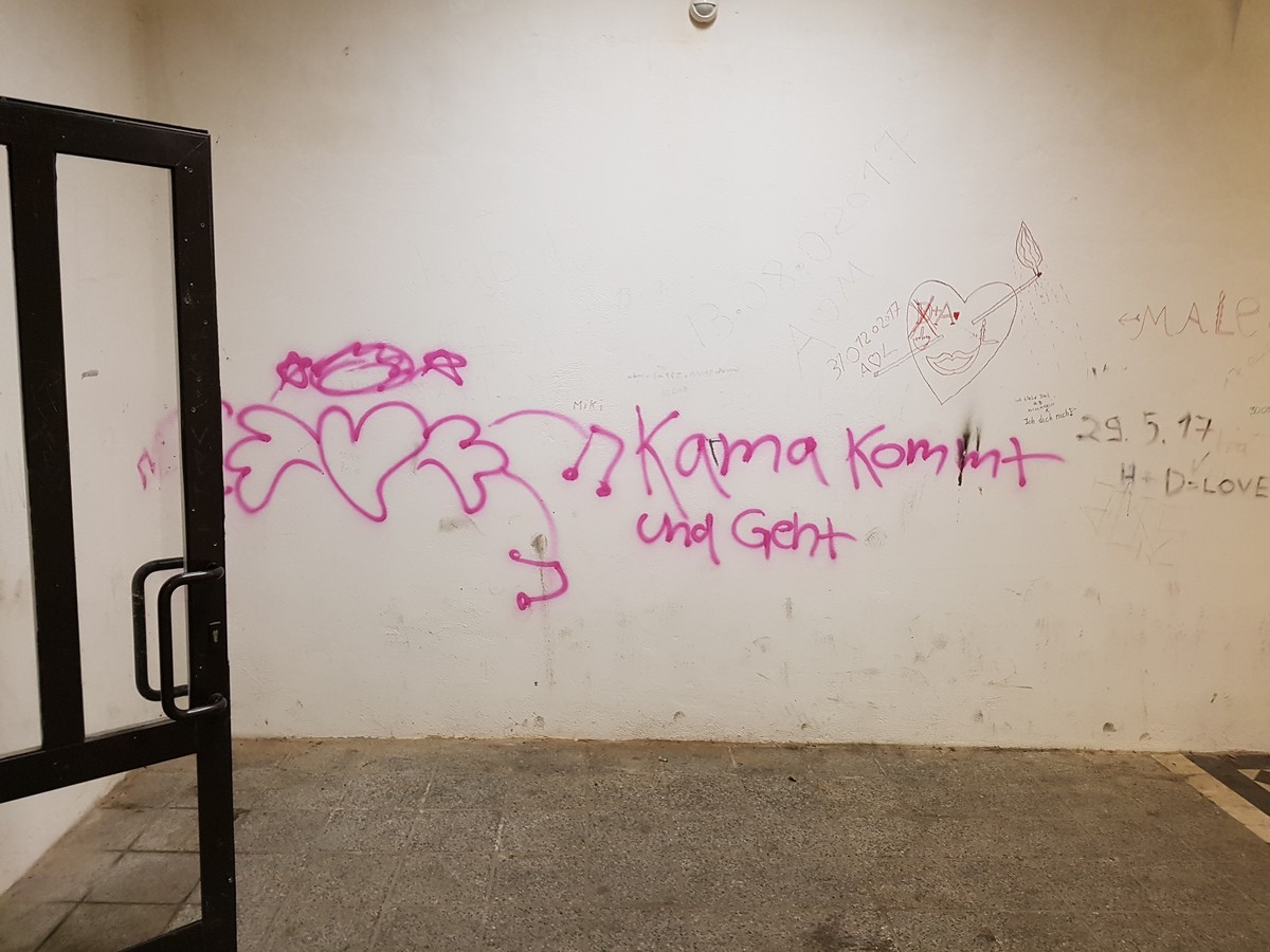 Das soll wahrscheinlich Karma heißen. Und es kommt und geht. Wer das versteht, der ist erleuchtet.