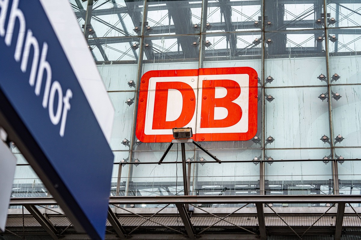 22.01.2025, Berlin 23.01.2025, Berlin Das DB Logo steht an der Aussenfassade des Berliner Hauptbahnhofes und ist sichtbar bei der Einfahrt mit dem Zug Berlin Berlin Deutschland *** 22 01 2025, Berlin ...