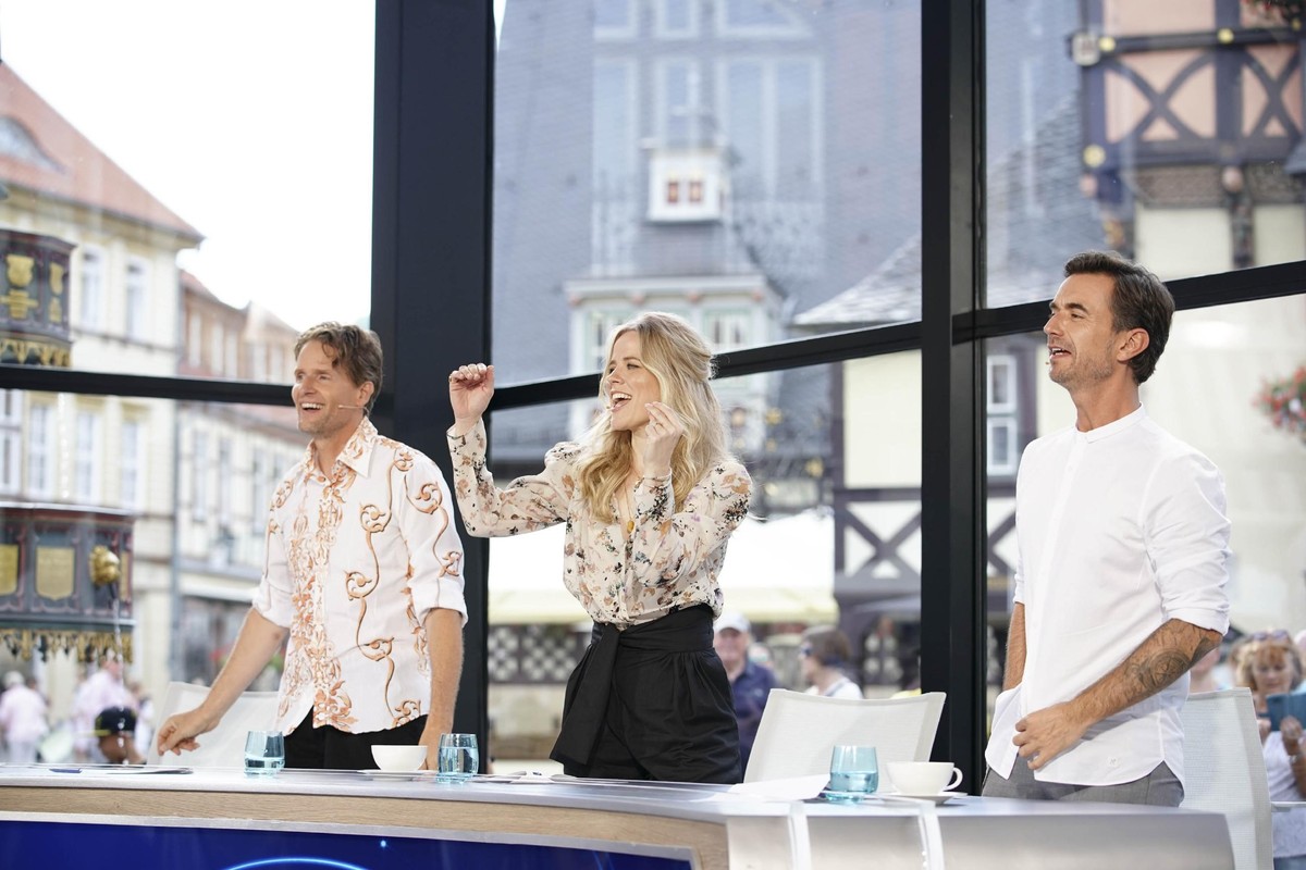 Die Jury mit Toby Gad (l.), Ilse DeLange und Florian Silbereisen ist vom Auftritt von Harry Marcello Laffontien aus Hiddenhausen begeistert.

Die Verwendung des sendungsbezogenen Materials ist nur mit ...