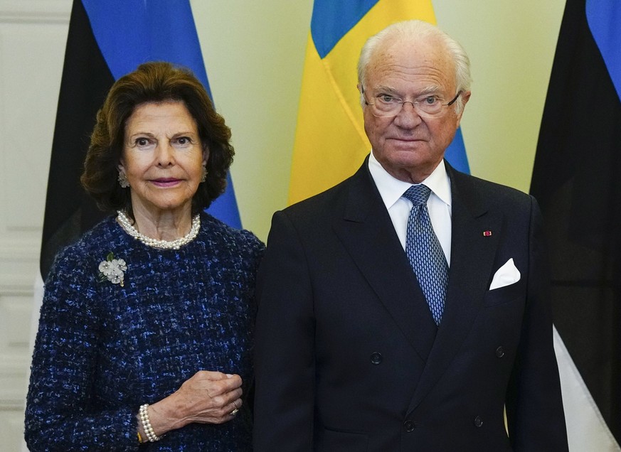 ARCHIV - 02.05.2023, Estland, Tallinn: Königin Silvia von Schweden und König Carl XVI. Gustaf von Schweden beim Treffen mit Estlands Premierministerin. Kaum einer ist seit so langer Zeit Staatsoberhau ...