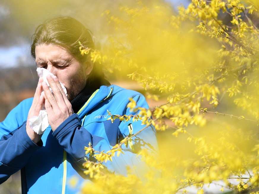 Mit Dürre und steigenden Temperaturen verschlimmert sich die Belastung der Luftwege von Allergiker:innen.