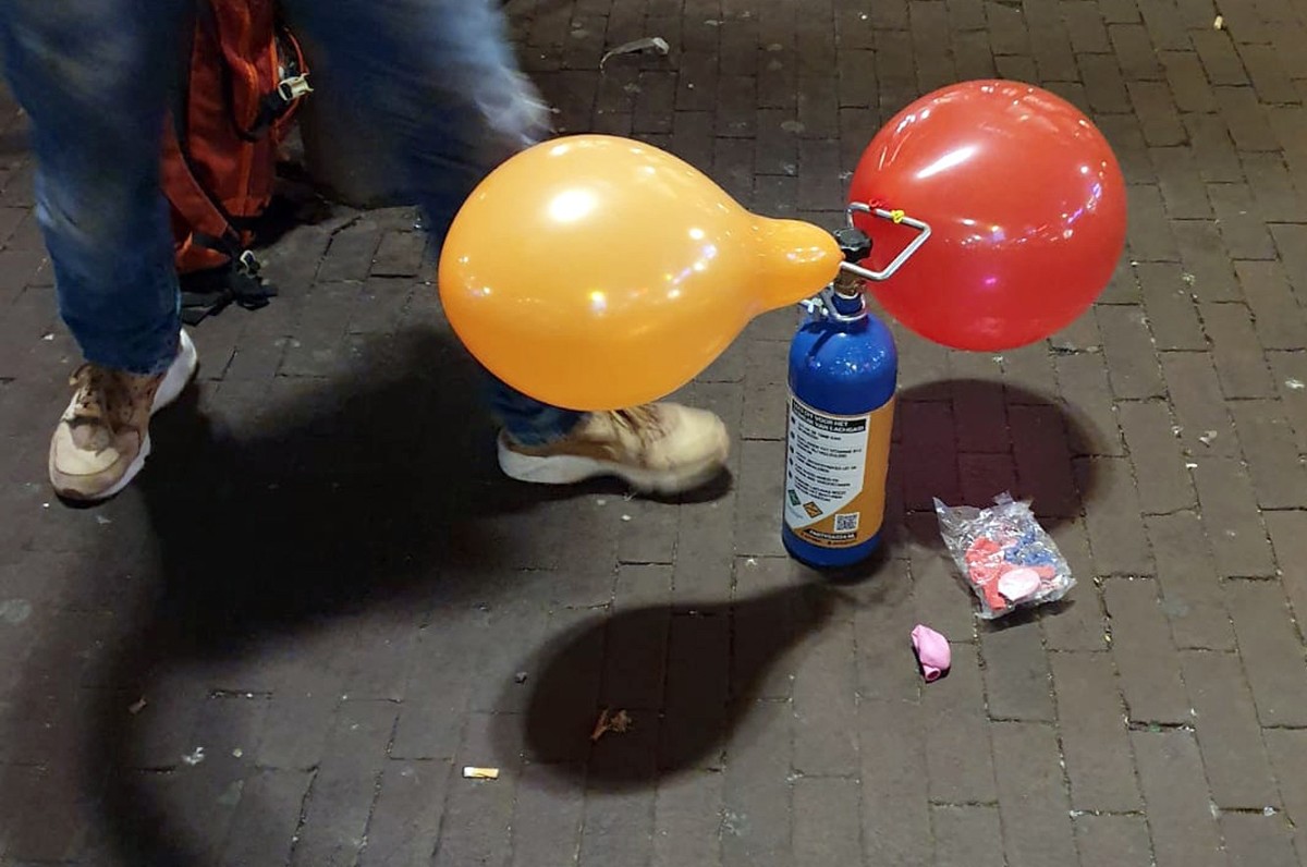 Lachgas-Rausch mit Folgen: Ein regelmäßiger Konsum kann zu einer Nervenschädigung und einem Vitamin-B12-Mangel führen. (zu dpa: «Partydroge Lachgas: Was sind die Risiken?») Foto: Annette Birschel/dpa ...