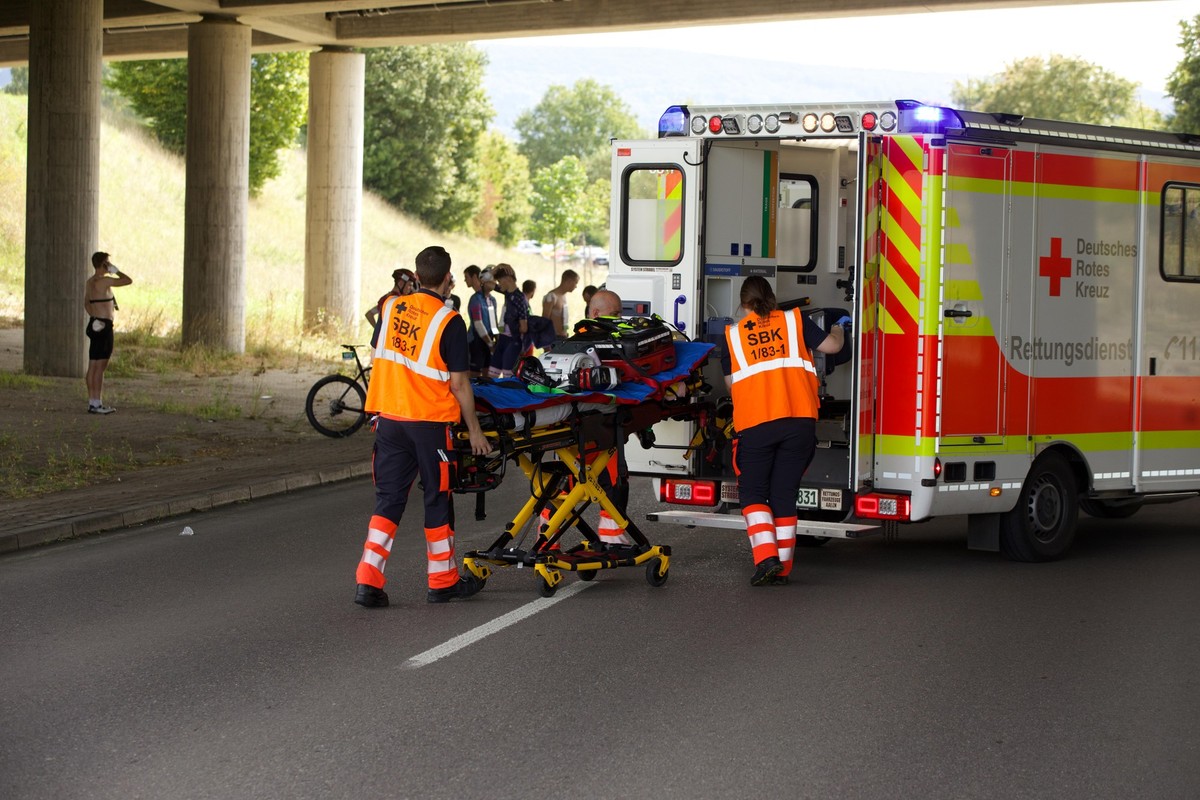 07.09.2025, Baden-Württemberg, Bad Dürrheim: Einsatzkräfe von dem Deutschen Roten Kreuz verarzten verunglückte Radfahrer. Ein Fahrradrennen bei Bad Dürrheim endet mit einem Massensturz. Die Polizei me ...