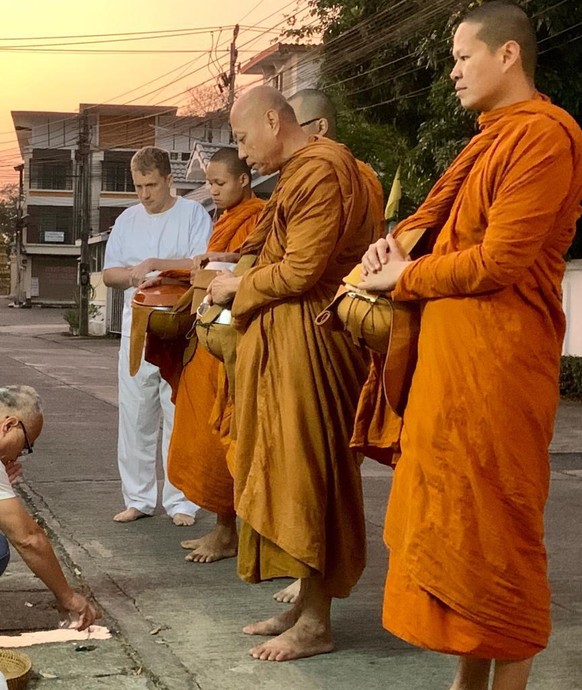 Oliver Pocher (l.) beim Rundgang mit buddhistischen Mönchen.
Die Verwendung des sendungsbezogenen Materials ist nur mit dem Hinweis und Verlinkung auf TVNOW gestattet.TVNOW / Banijay Productions G ...