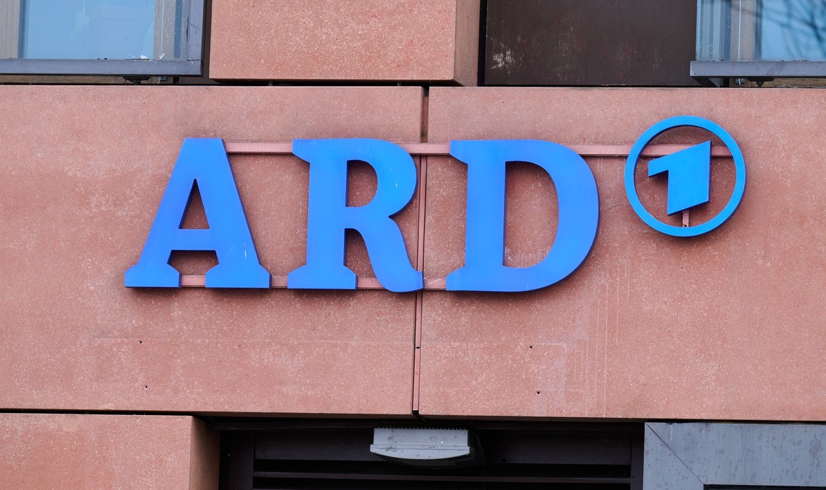 27.11.2024, Berlin: ARD Logo auf dem Haus des ARD-Hauptstadtstudios. Russland weist zwei Mitarbeiter der ARD aus. Foto: Annette Riedl/dpa +++ dpa-Bildfunk +++