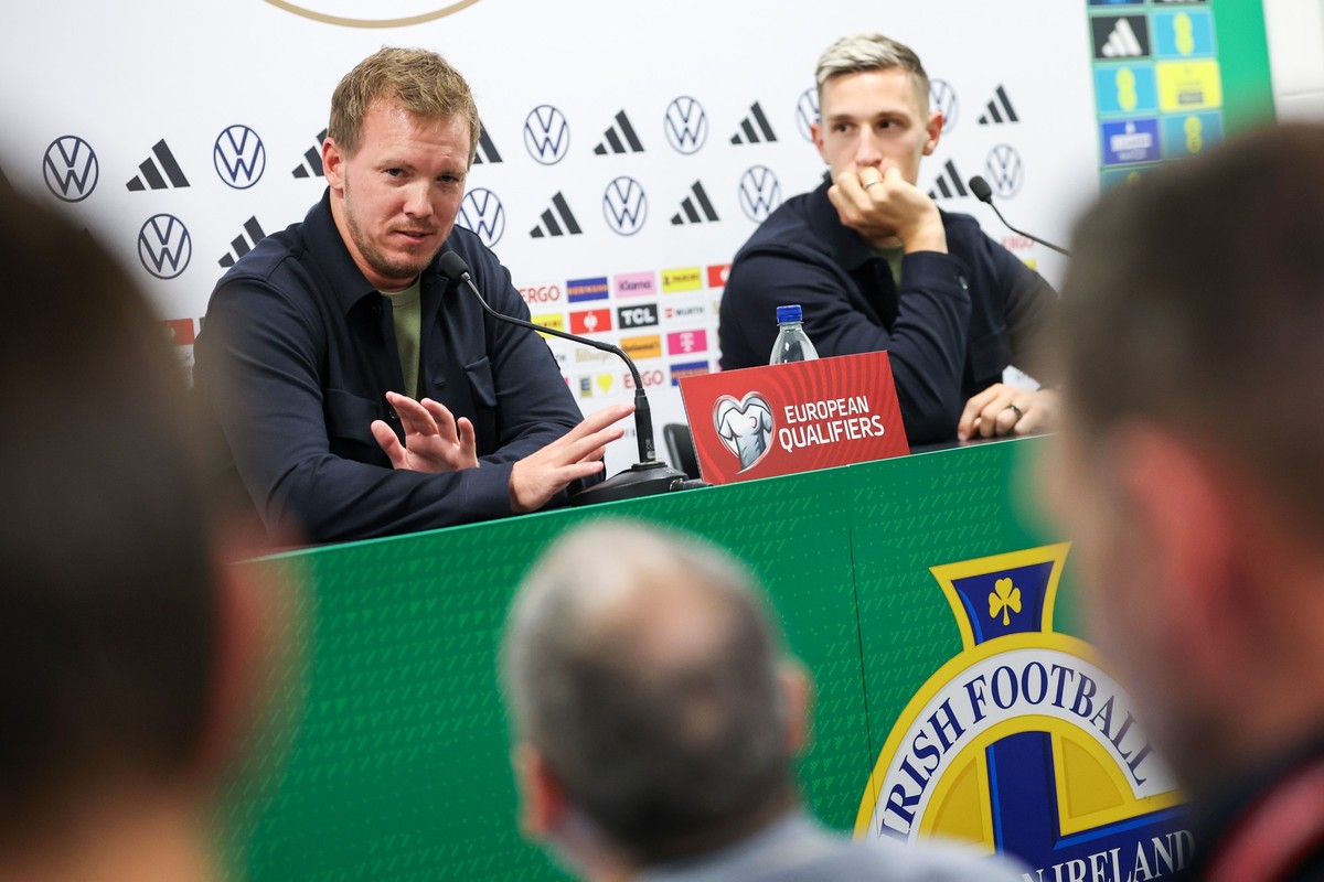 12.10.2025, Großbritannien, Belfast: Fußball: Nationalmannschaft, WM-Qualifikation, vor dem Spiel in Belfast, Windsor Park Stadion, Pressekonferenz Deutschland, Bundestrainer Julian Nagelsmann und Nic ...