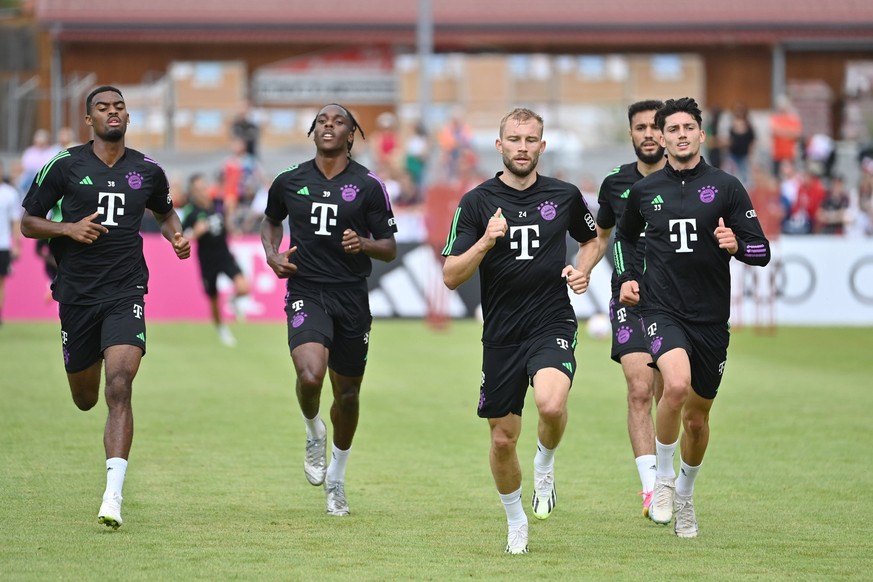 Ryan GRAVENBERCH Bayern Muenchen, Mathys TEL FCB, Konrad LAIMER Bayern Muenchen, Noussair Mazraoui Bayern Muenchen, Yusuf KABADAYI Bayern Muenchen Lauftraining,Aktion. Training FC Bayern Muenchen. Tra ...