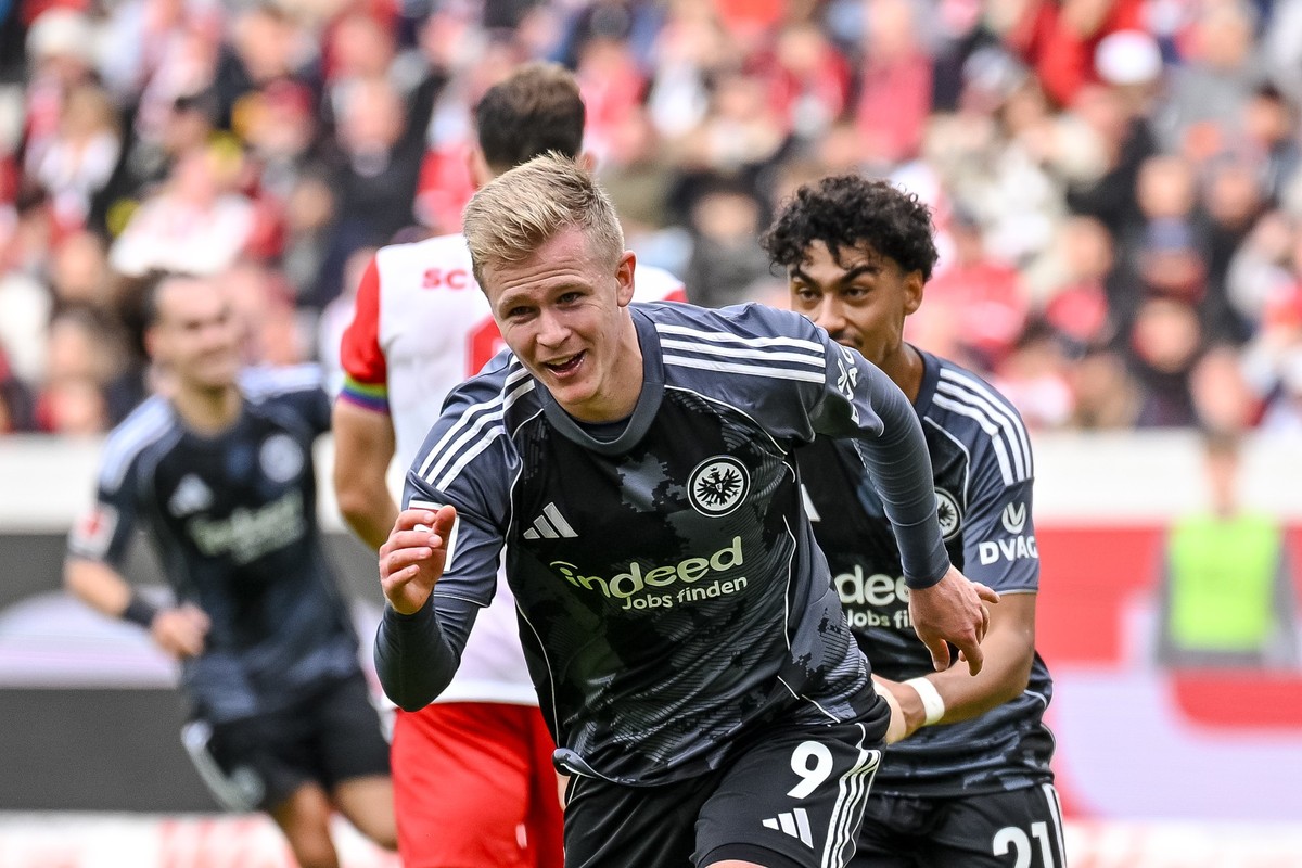 19.10.2025, Baden-Württemberg, Freiburg im Breisgau: Fußball: Bundesliga, SC Freiburg - Eintracht Frankfurt, 7. Spieltag, Europa-Park Stadion. Jonathan Burkardt (Eintracht Frankfurt) jubelt über sein  ...