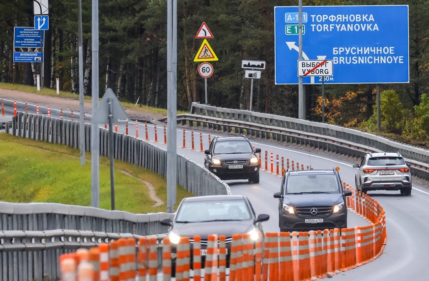 LENINGRAD REGION, RUSSIA - SEPTEMBER 30, 2022: Vehicles are pictured by the Torfyanovka crossing point on the Russian-Finnish border. Finland bans Russian citizens with tourist visas from entering the ...