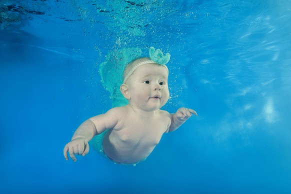 January 31, 2018 - Odessa, Ukraine - A little girl in a mermaid costume swims underwater Odessa Ukraine PUBLICATIONxINxGERxSUIxAUTxONLY - ZUMAn281 20180131_zap_n281_016 Copyright: xAndreyxNekrasovx