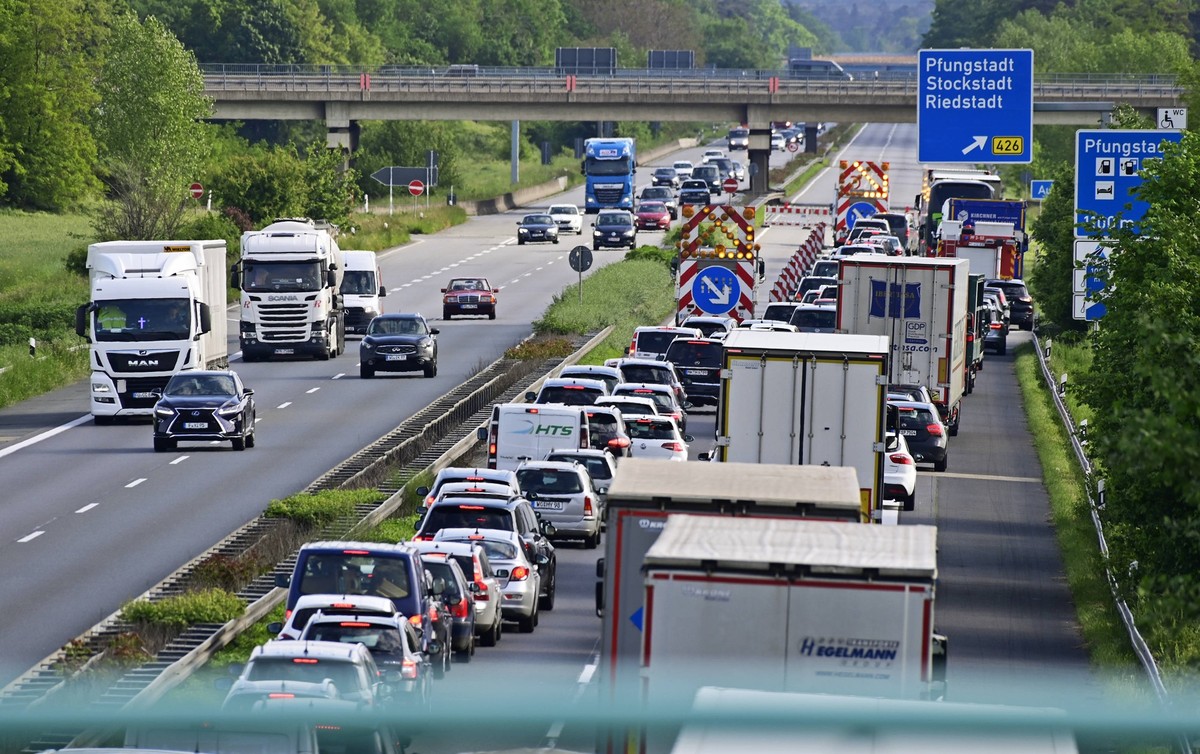 13.05.2023 Pfungstadt Autobahn A67 Stau 2km zwischen Gernsheim und Anschluss Ausfahrt Ausleitung Umleitung nach Pfungstadt zur Autobahn A5 Richtung Frankfurt U100 wegen Brückenabrissarbeiten und Sperr ...