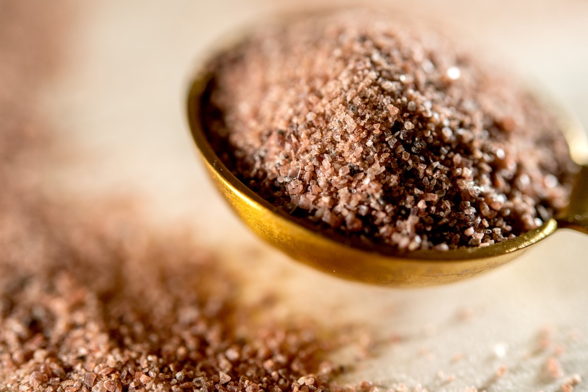 ILLUSTRATION - Zum Themendienst-Bericht vom 6. Mai 2022: Dank Eisen und Schwefel: Kala Namak Salz, auch Black Salt genannt, schimmert meist bräunlich-rosarot bis dunkel-violett. Foto: Zacharie Scheure ...