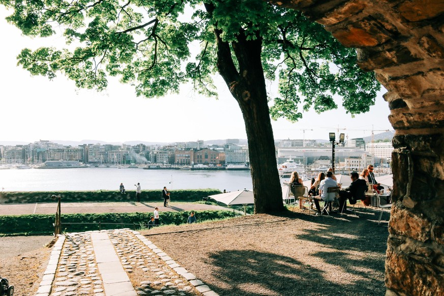 Für viele Cafés dürfte das milde Wetter am Wochenende gute Gewinne bringen.