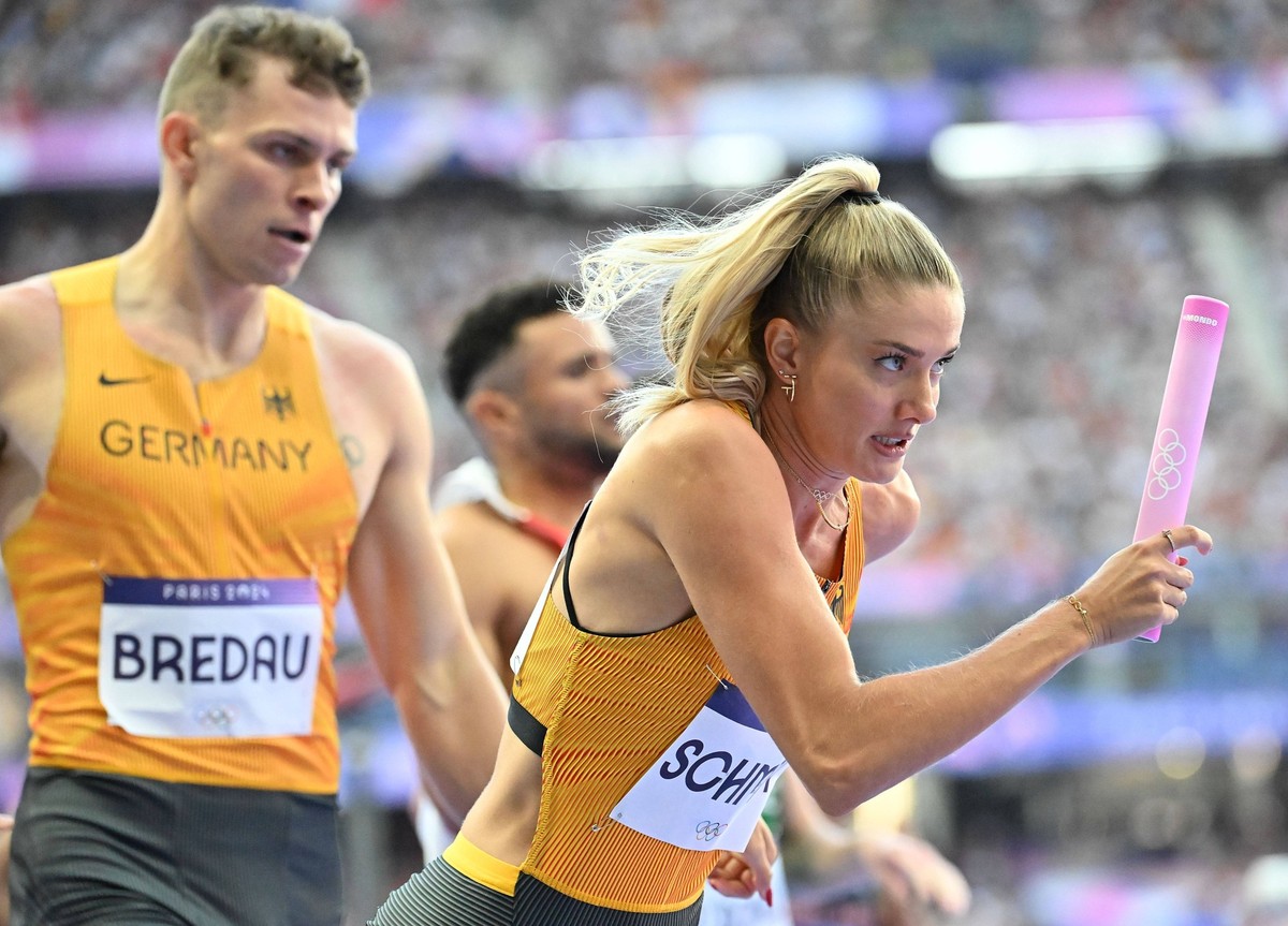 240802 -- PARIS, Aug. 2, 2024 -- Alica Schmidt R of team Germany competes during the 4x400m relay mixed round 1 of Athletics at the Paris 2024 Olympic Games, Olympische Spiele, Olympia, OS in Paris, F ...