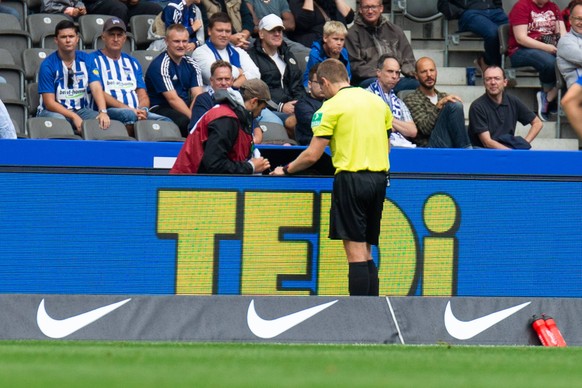 25.08.2018, xkvx, Fussball 1. Bundesliga, Hertha BSC Berlin - 1. FC Nuernberg emspor, v.l. Video Aussist / Videoasisstent / Videoschiedsrichter / Schiedsrichter Tobias Welz (DFL/DFB REGULATIONS PROHIB ...