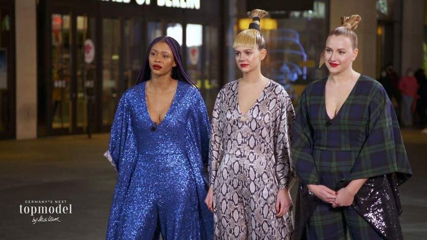 Die "GNTM"-Kandidatinnen Liliana, Ana und Dascha hatten Probleme mit einem Höhen-Walk.