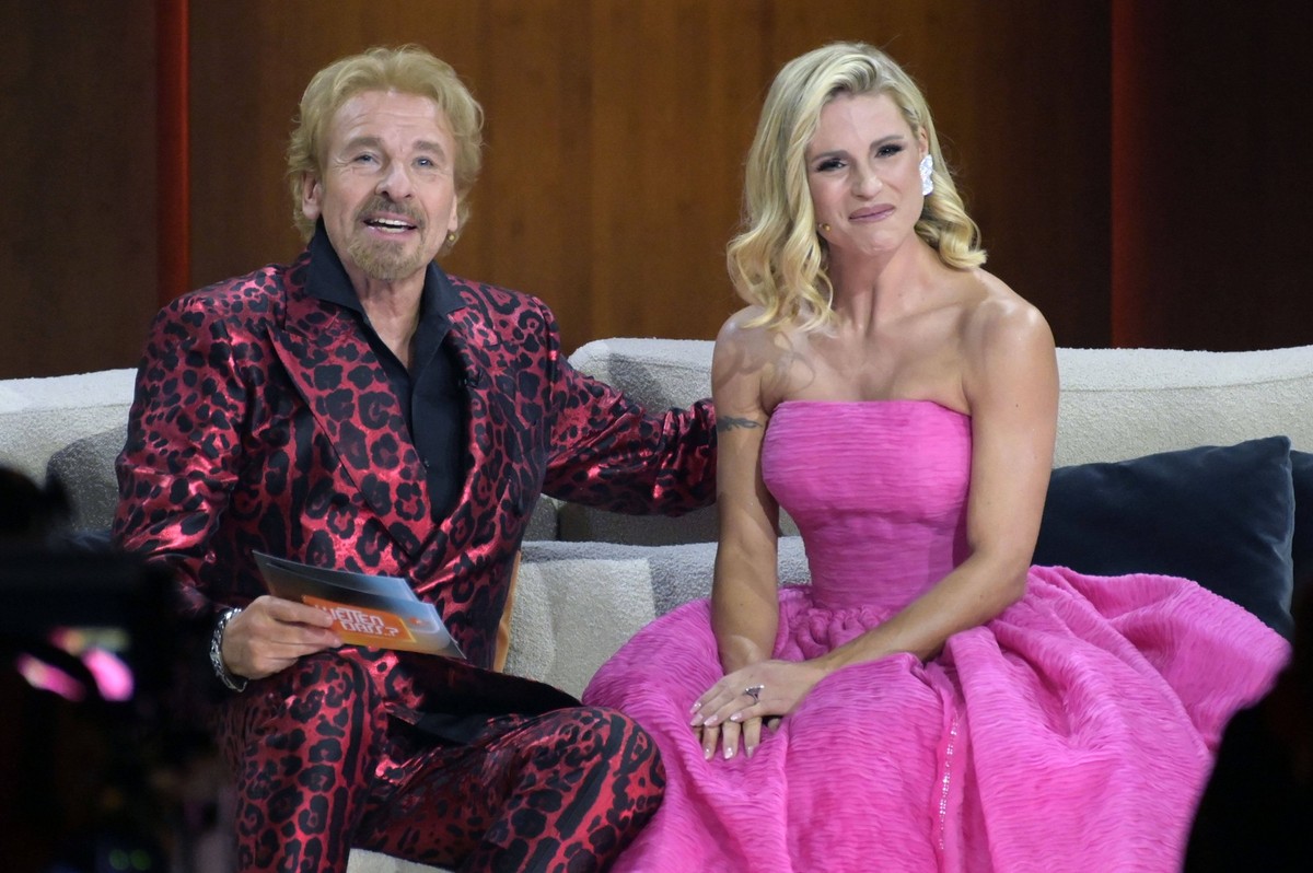 Thomas Gottschalk und Michelle Hunziker in der ZDF-Unterhaltungsshow Wetten, dass.. live aus der Messe Friedrichshafen. Friedrichshafen, 19.11.2022 *** Thomas Gottschalk and Michelle Hunziker on the Z ...