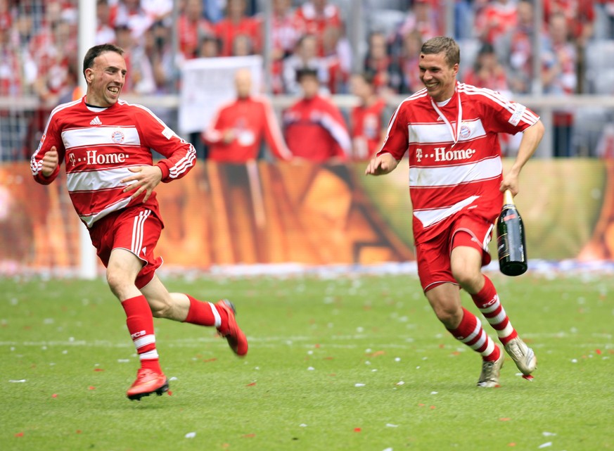 Auch Franck Ribéry (l.) und Lukas Podolski waren noch junge Kerle, feiern hier die Meisterschaft mit Bayern München. Einer von beiden hat sein Lausbuben-Image mittlerweile abgelegt (kleiner Tipp: Er ist kein Franzose und liebt den FC Köln). 
