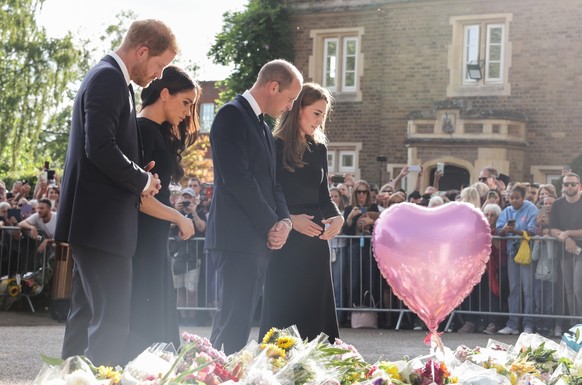 10.09.2022, Gro�britannien, Windsor: Prinz Harry (l-r), Herzog von Sussex, Meghan, Herzogin von Sussex, William, Prinz von Wales, und Kate, Prinzessin von Wales, betrachten die Blumen, die Mitglieder  ...