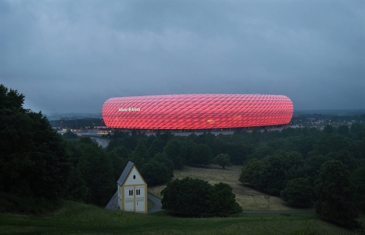 FUSSBALL 1. BUNDESLIGA SAISON 2019/2020 15.06.2020 Ein Fan des FC Bayern Muenchen feiert an der Allianz Arena den Gewinn der 30. Deutschen Meisterschaft mit Meisterschale - MODEL RELEASED, Symbolfoto  ...