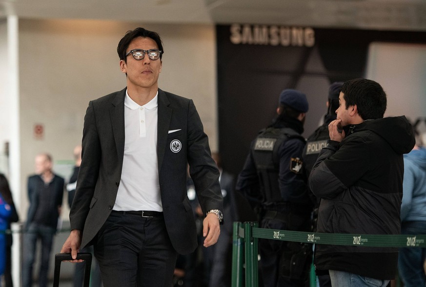 10.04.2019, xfux, Fussball Europa League 1/4 Finale, Eintracht Frankfurt Ankunft am Flughafen in Lissabon, wispor, emspor, v.l. Makoto Hasebe (Eintracht Frankfurt) Lissabon *** 10 04 2019 xfux Footbal ...