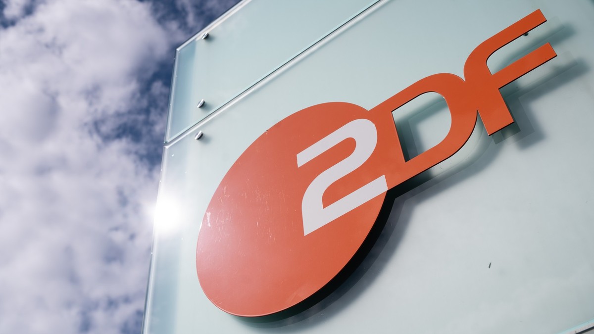 ARCHIV - 16.09.2022, Rheinland-Pfalz, Mainz: Logo des ZDF am Sendezentrum des Zweiten Deutschen Fernsehens. (zu dpa: