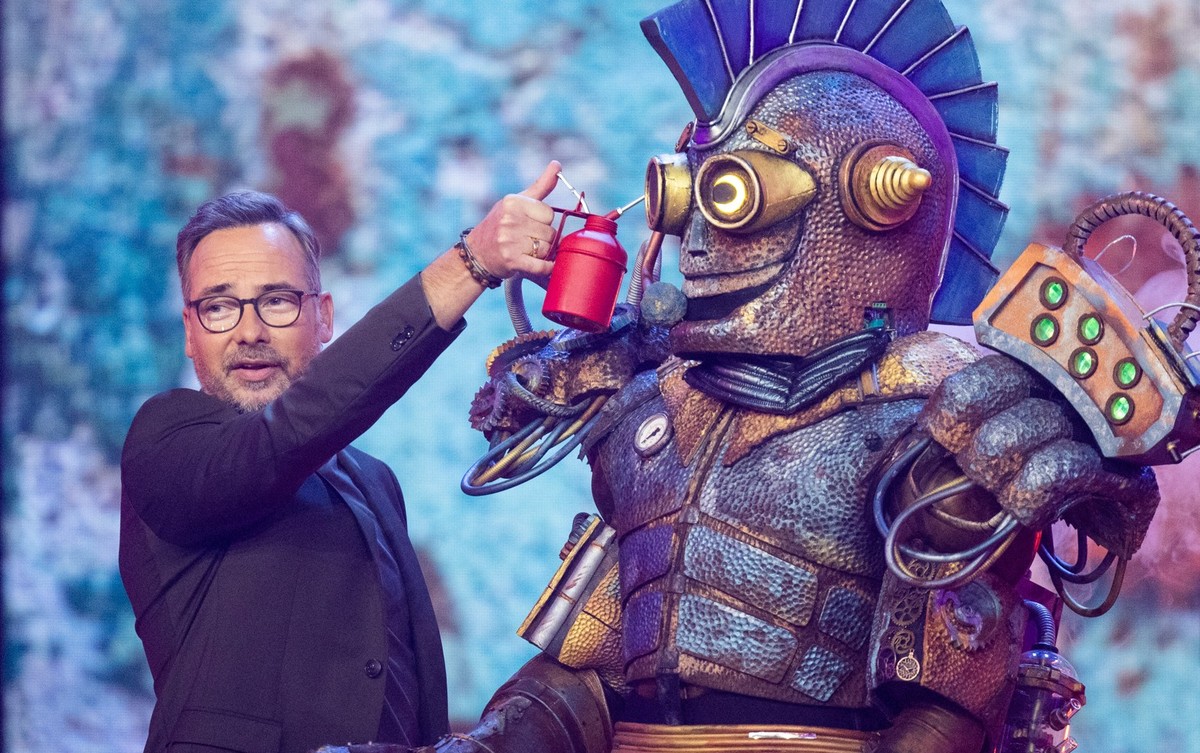15.10.2022, Nordrhein-Westfalen, Köln: Die Figur "No Name" wird von Moderator Matthias Opdenhövel feierlich auf den neuen Namen "Rosty" getauft in der Prosieben-Show "The Mask ...