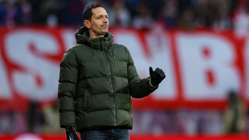 13.01.2024, Sachsen, Leipzig: Fußball, Bundesliga, 17. Spieltag, RB Leipzig - Eintracht Frankfurt, Red-Bull-Arena: Frankfurts Trainer Dino Toppmöller gestikuliert an der Seitenlinie. (zu dpa: «Fehlsta ...