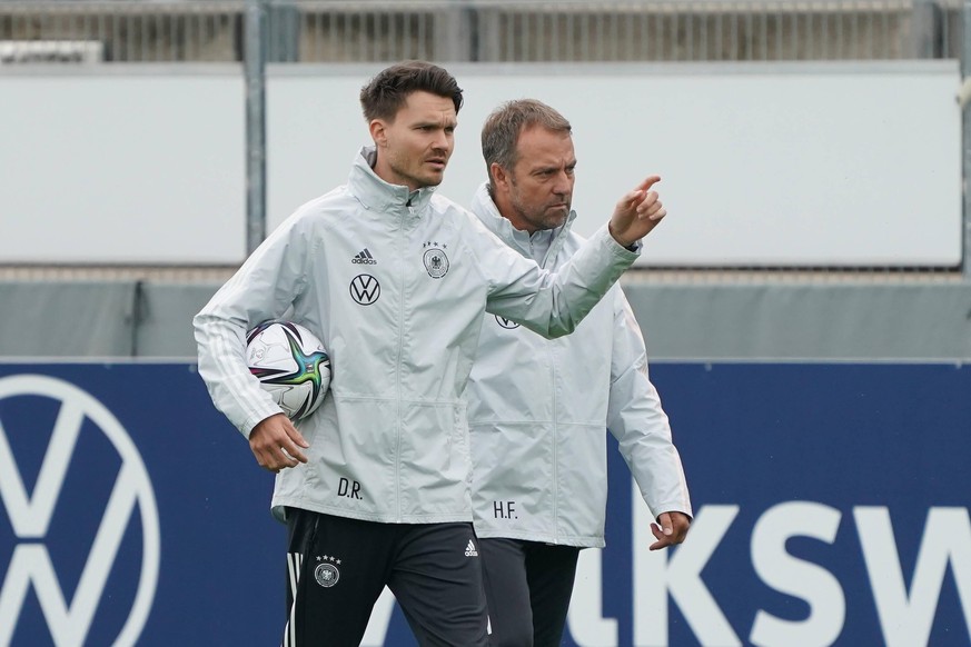 Danny Röhl (vorn) auf dem Trainingsplatz mit Bundestrainer Hansi Flick.