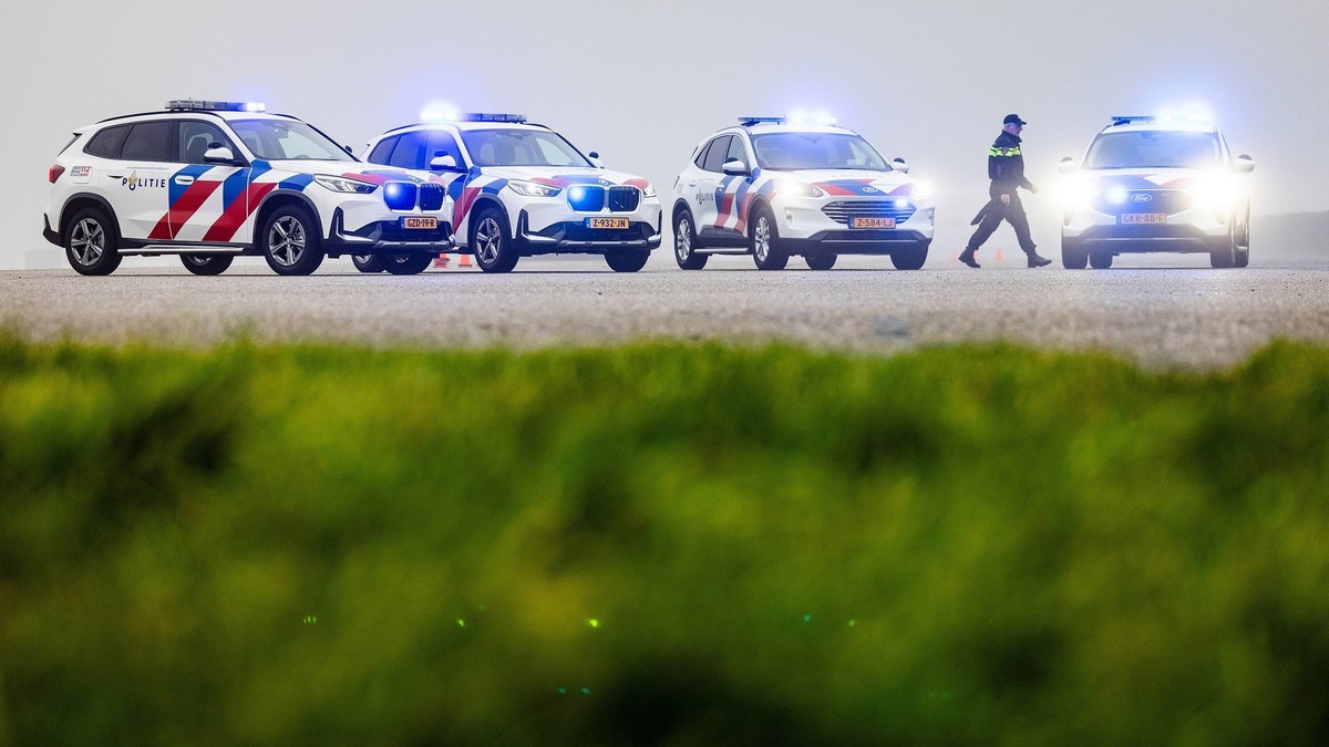 LELYSTAD - The new BMW X1 and Ford Kuga during the presentation of new police cars at a training track in Lelystad. ANP JEFFREY GROENEWEG netherlands out - belgium out PUBLICATIONxINxGERxSUIxAUTxONLY ...