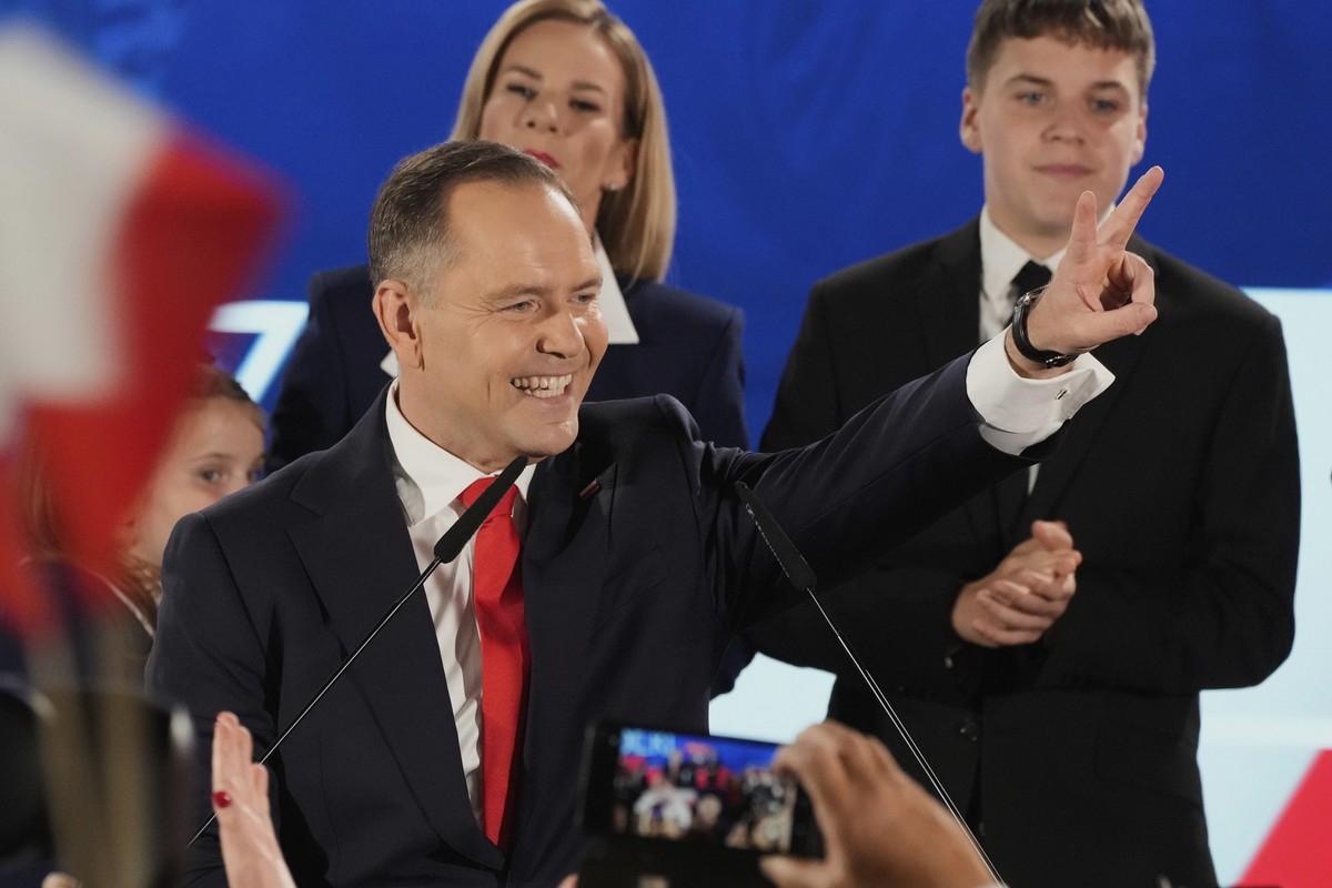 01.06.2025, Polen, Warschau: Der Präsidentschaftskandidat Karol Nawrocki, der von der rechten Partei Recht und Gerechtigkeit unterstützt wird, begrüßt seine Anhänger, als er nach der Stichwahl bei den ...