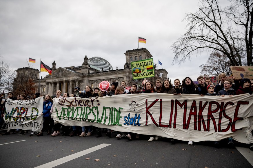 ARCHIV - 29.11.2019, Berlin: Der Demonstrationszug von Fridays For Future sowie einem gro