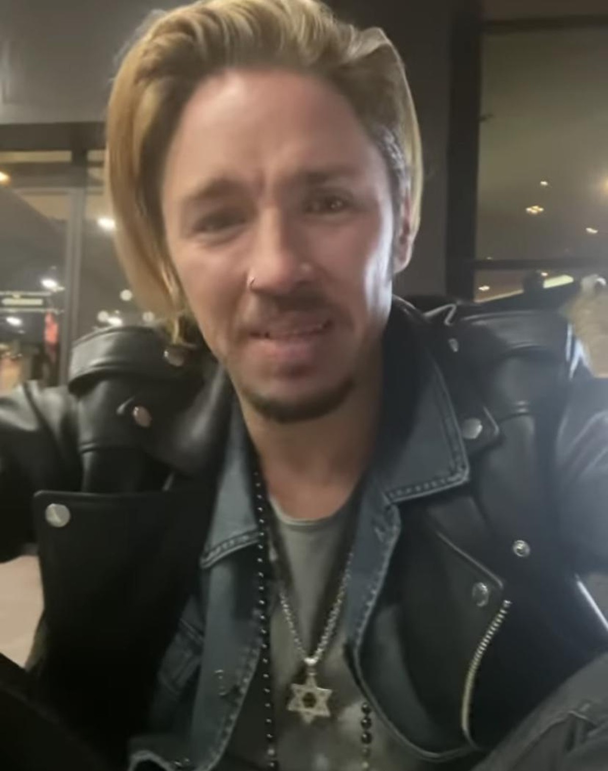 Gil Ofarim meldete sich mit Tränen in den Augen bei seinen Fans.