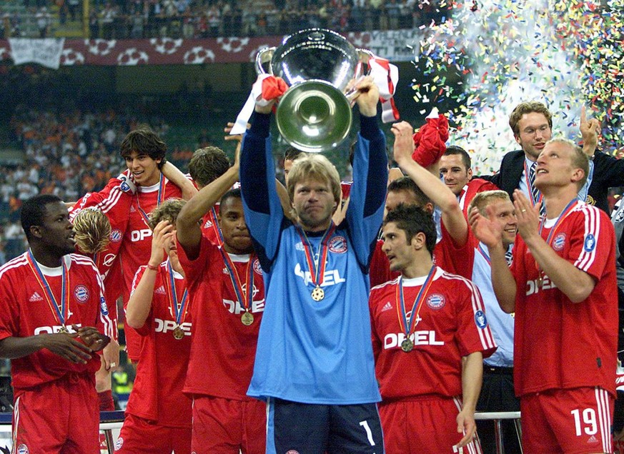 ARCHIV - 23.05.2001, Italien, Mailand: Torwart Oliver Kahn (M) vom FC Bayern M�nchen jubelt mit seinen Teamkollegen und dem CL-Pokal nach dem Sieg im Champions League Finale gegen FC Valencia. Der 50- ...